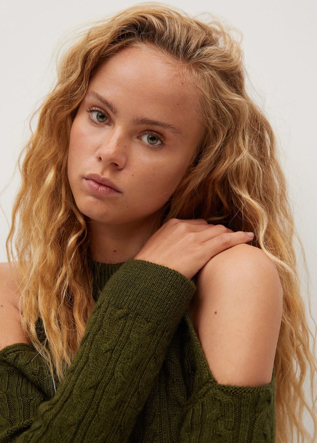 Shoulders opening dress