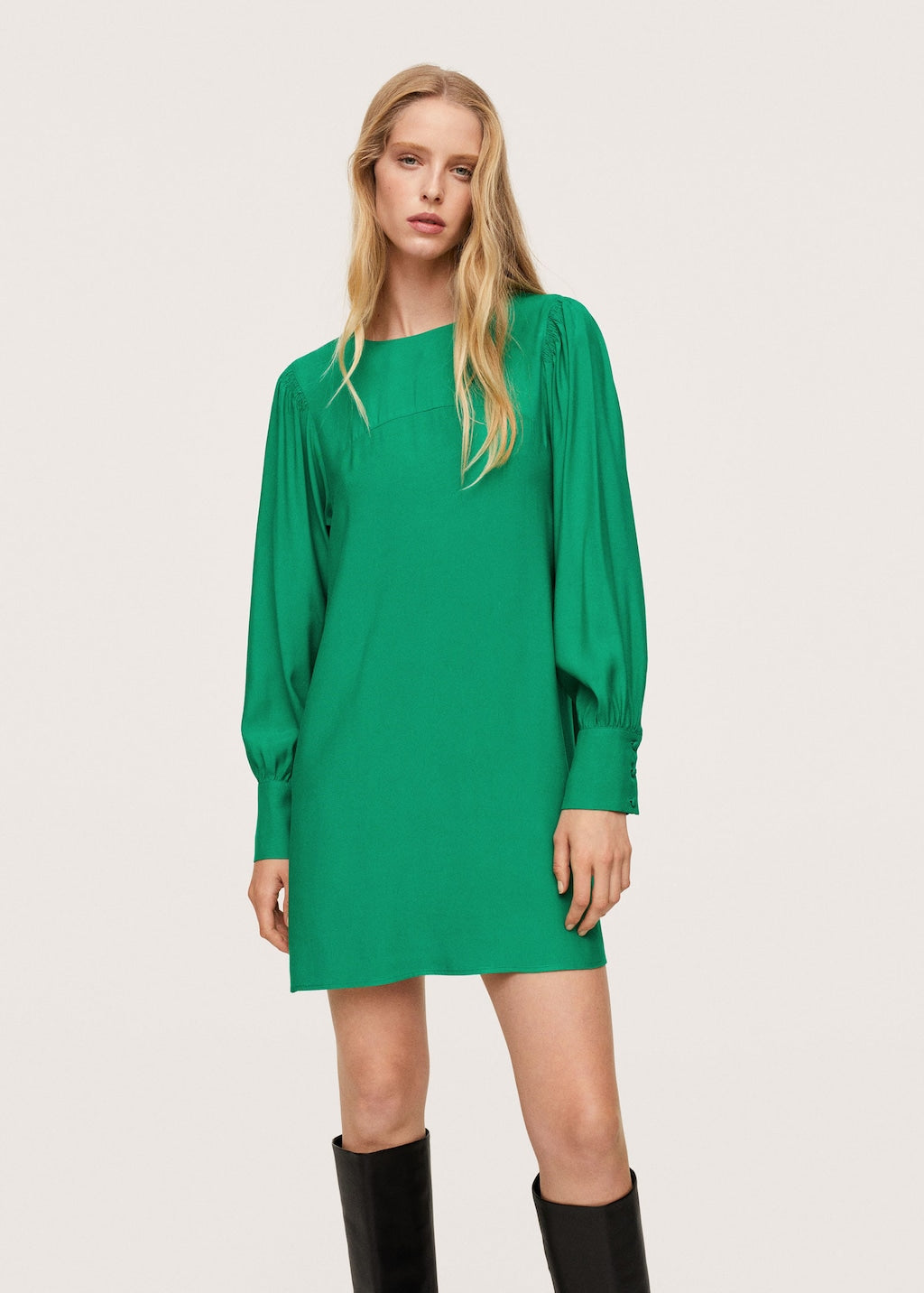 Puffed sleeves dress