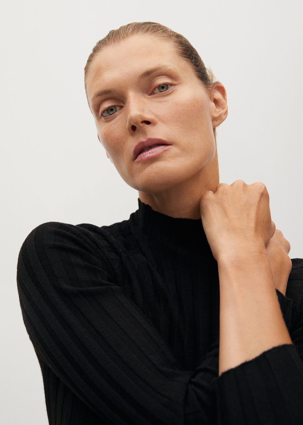 Ribbed fine-knit sweater