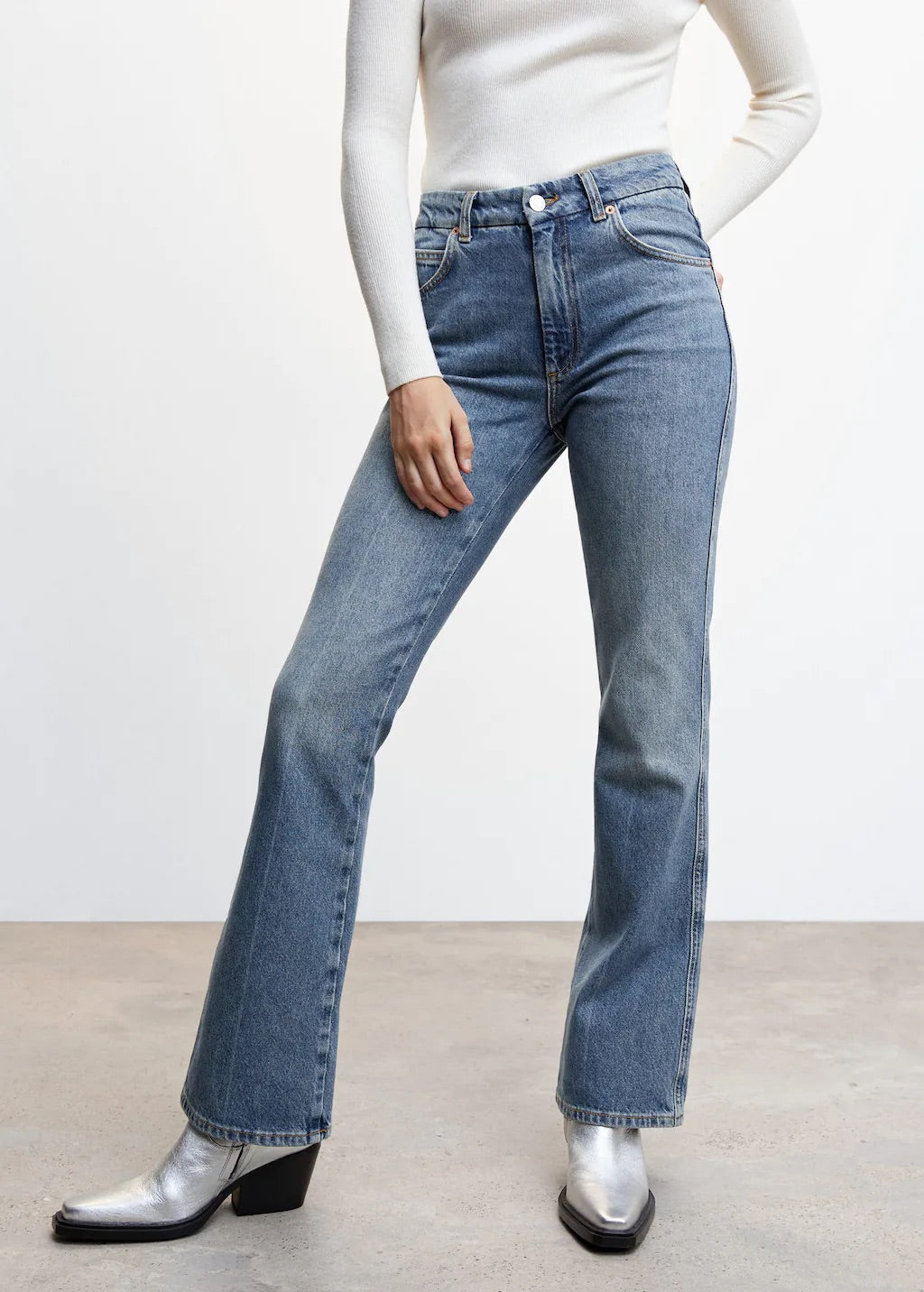 Medium-rise flared jeans