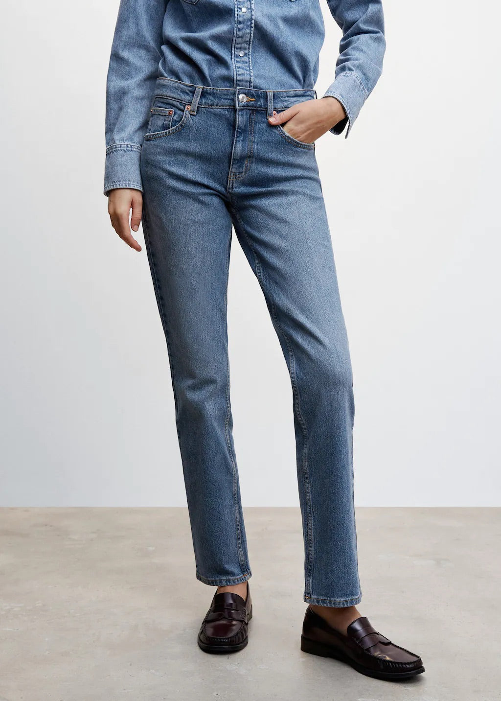Medium comfort straight jeans