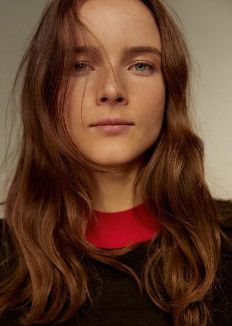 Contrasting neck knit t-shirt