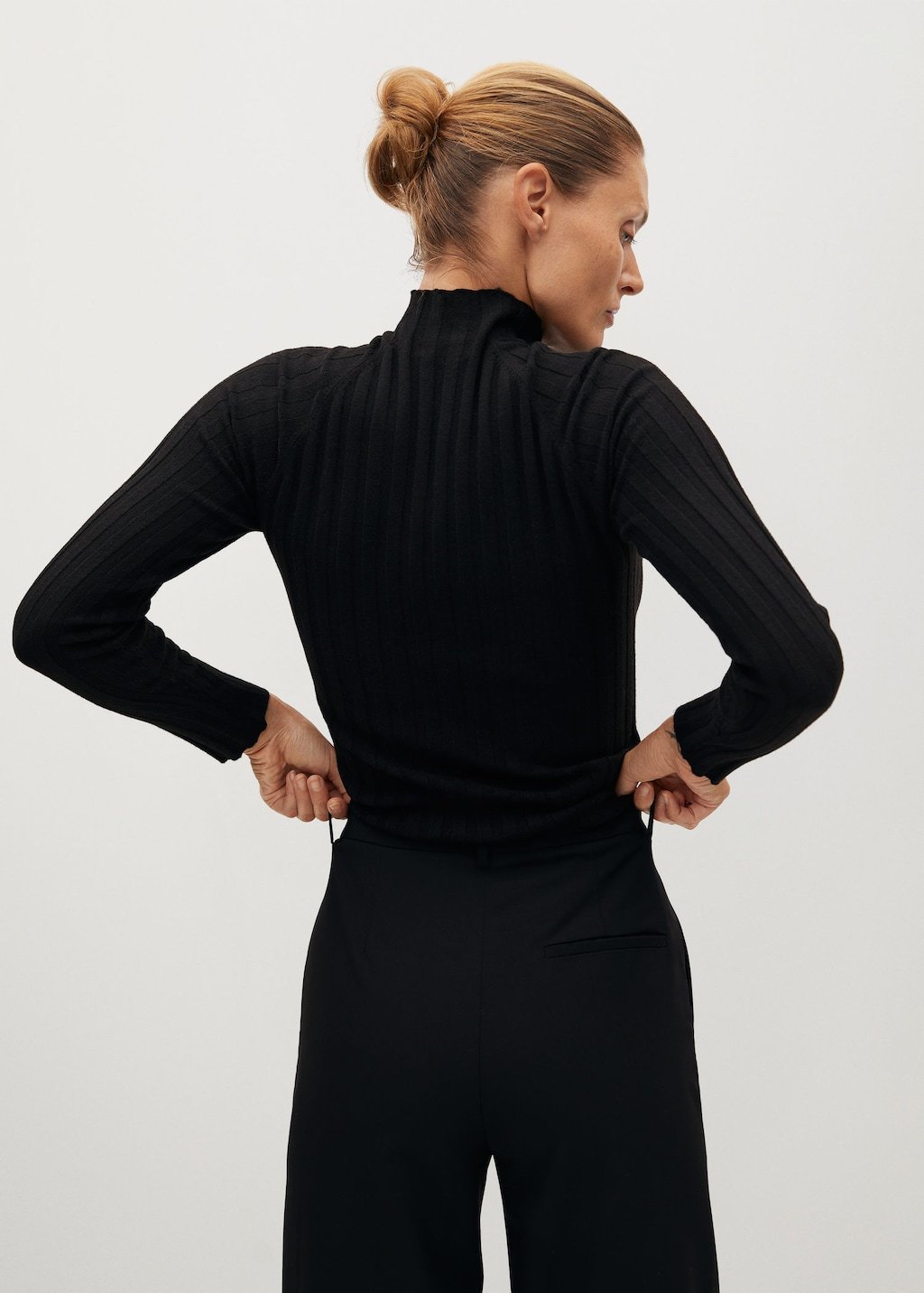 Ribbed fine-knit sweater