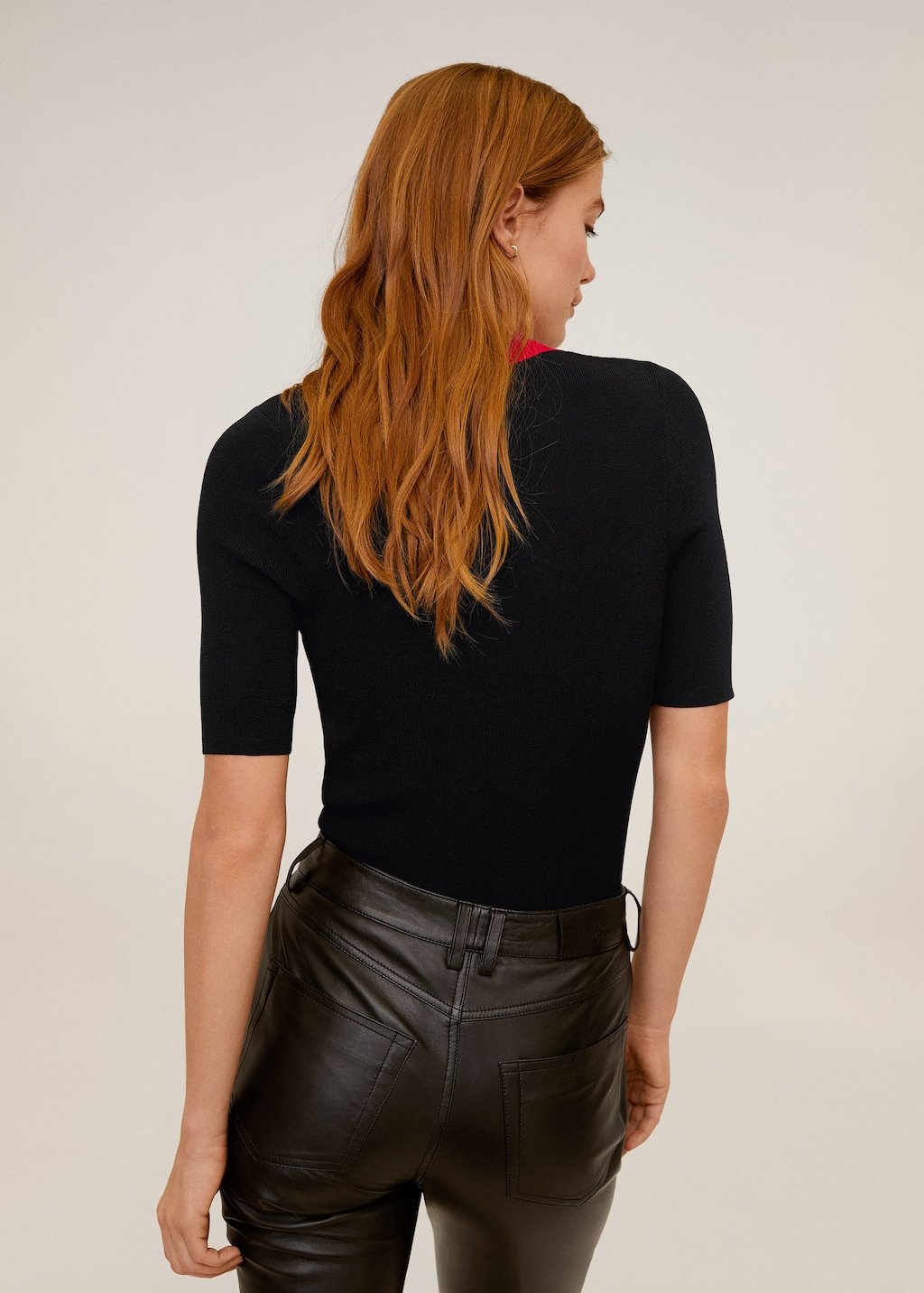 Contrasting neck knit t-shirt