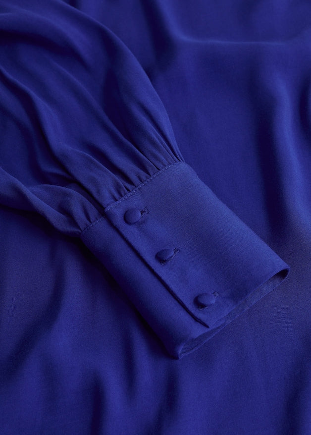 Puffed sleeves dress