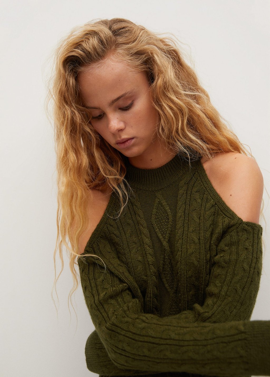 Shoulders opening dress