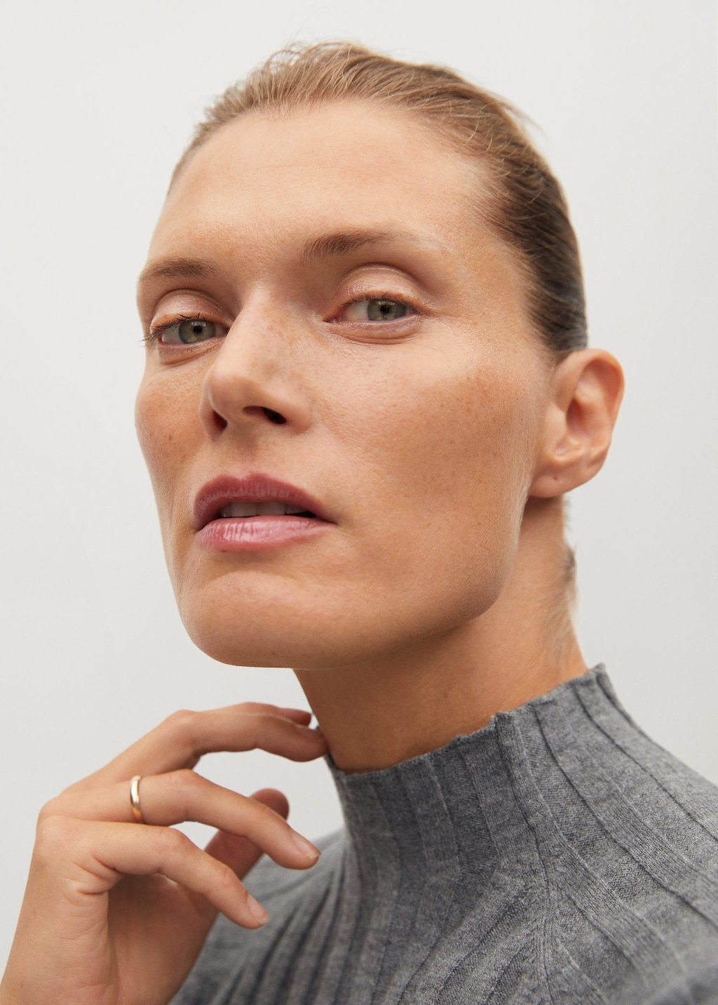 Ribbed fine-knit sweater