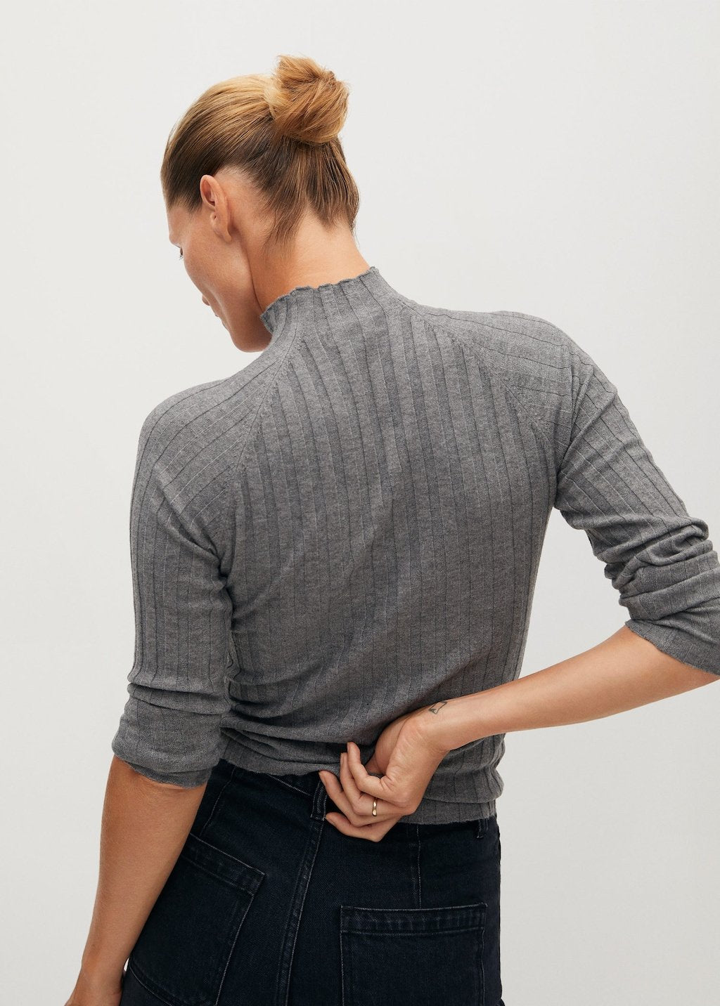 Ribbed fine-knit sweater