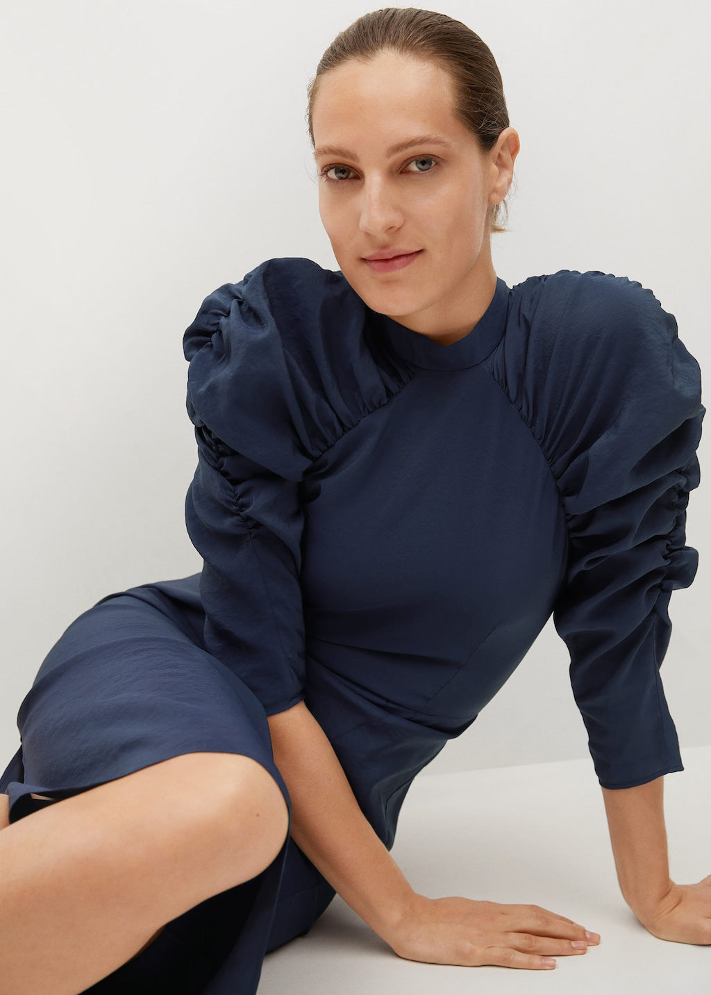 Puffed sleeves dress