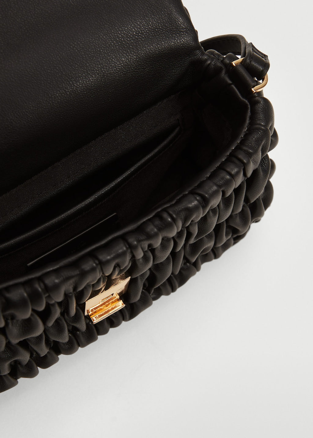 Bag with ruched detail