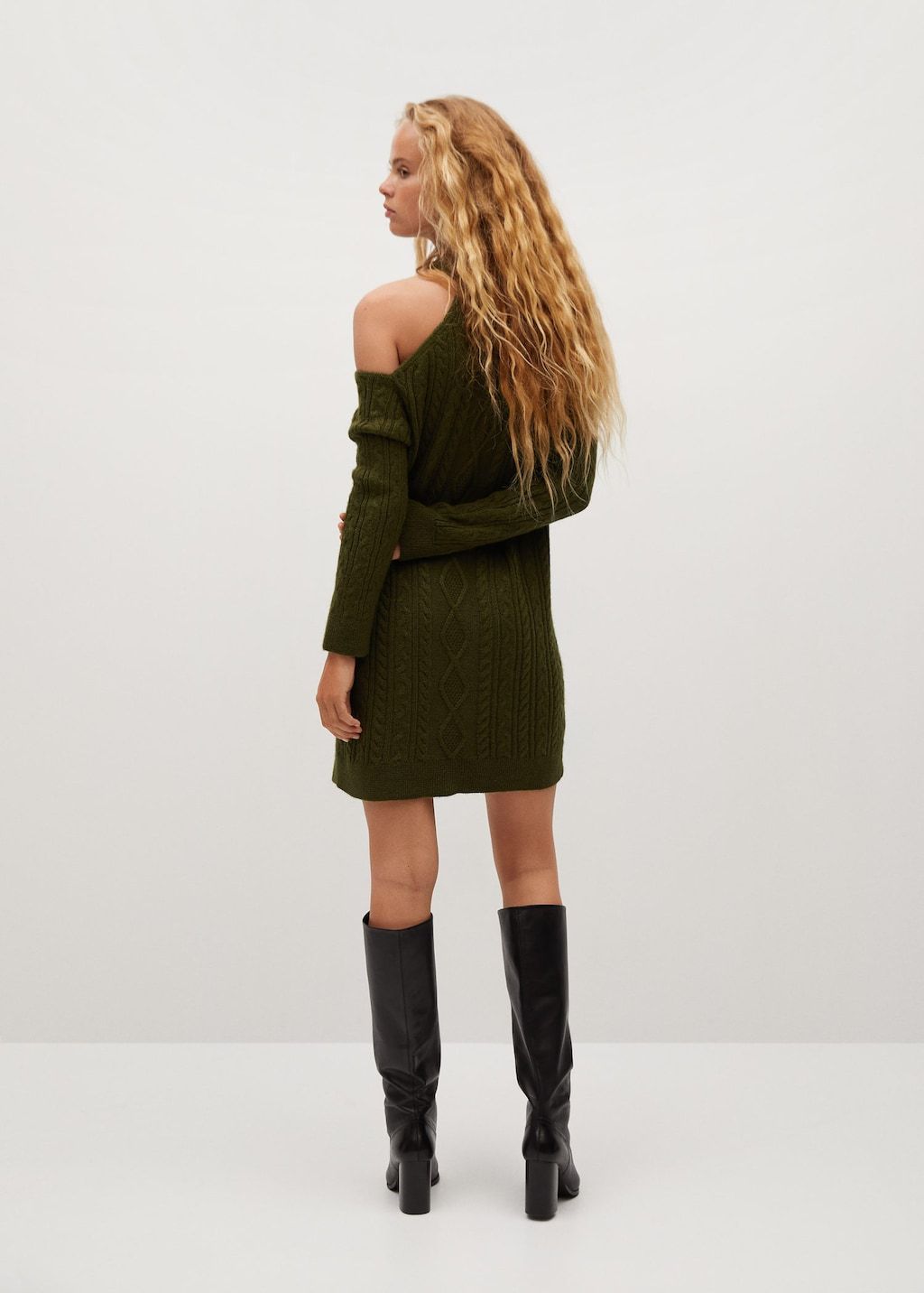 Shoulders opening dress