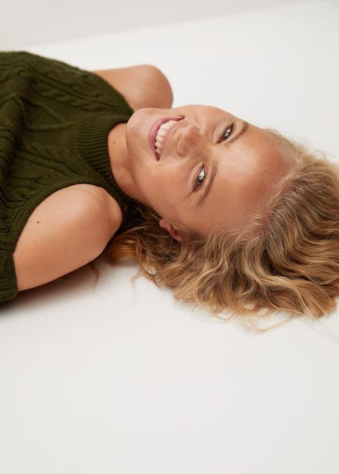 Shoulders opening dress