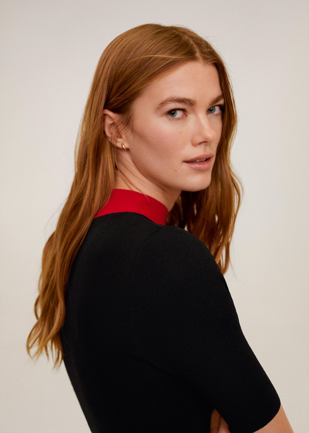 Contrasting neck knit t-shirt