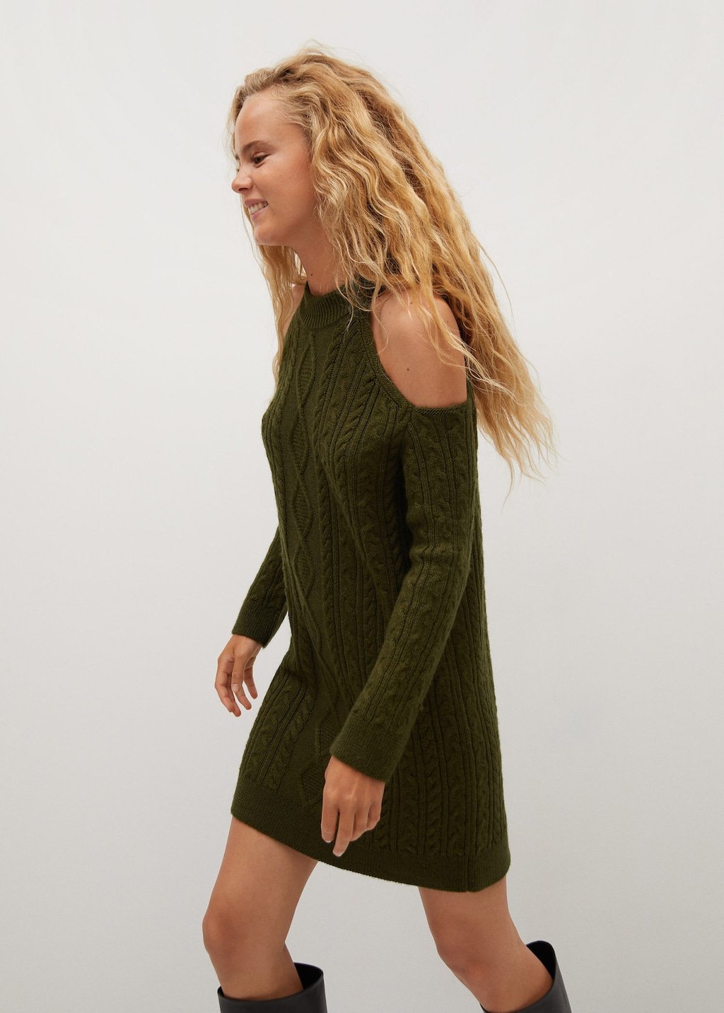 Shoulders opening dress